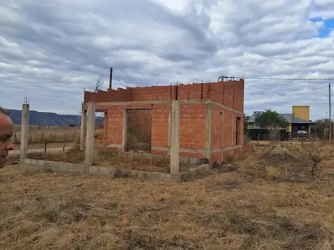 2 casas a terminar con excelente vista a las sierras.