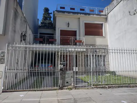 CASA DE 5 AMBIENTES CON DEPENDENCIA FONDO LIBRE Y QUINCHO S/8,66 X41