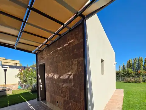 Casa 8 ambientes con 3 baños