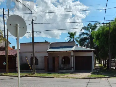 Casa en  esquina con gran parque Pueyrredon al 900