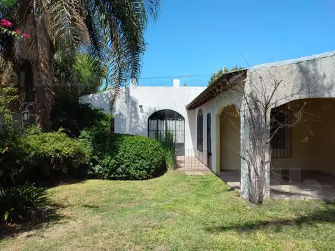 Casa en  esquina con gran parque Pueyrredon al 900