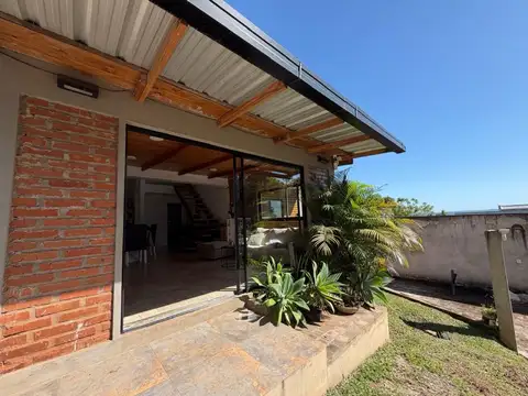 CASA EN VENTA DE 3 DORMITORIOS EN ACCESO SUR CON PILETA Y QUINCHO