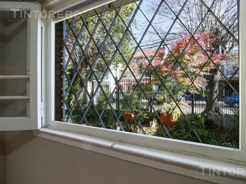 PH 2 ambientes, a 2 cuadras de Santa Fe, frente, sin expensas, jardín. Martínez