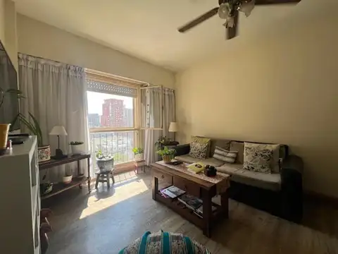 Departamento 3 ambientes luminoso, piso alto, con baulera