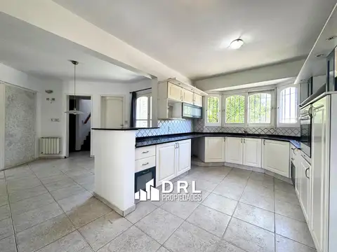 Casa 8 ambientes con 5 baños