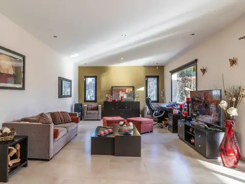 Casa en Venta con 4 cocheras