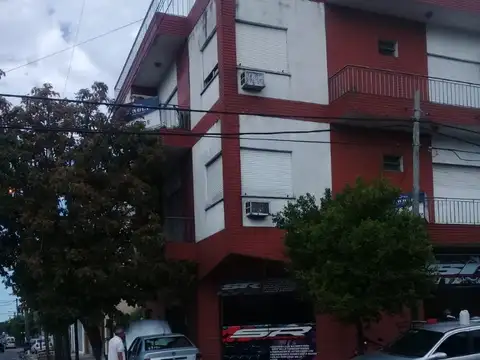 Amplio  depto. tipo PH 3 amb. en 1* piso, mas patio de 100 m2.