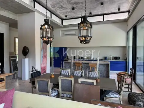 Casa 6 ambientes con 4 baños