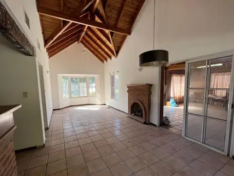 Casa en Alquiler con 2 cocheras