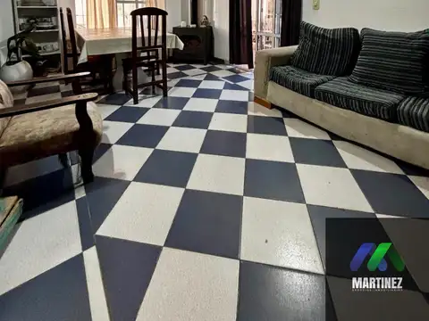 Casa 7 ambientes con 2 baños