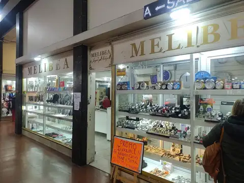 Excelente local en la mejor ubicacion de la mejor galeria 