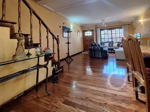 Casa en Venta con 3 cocheras