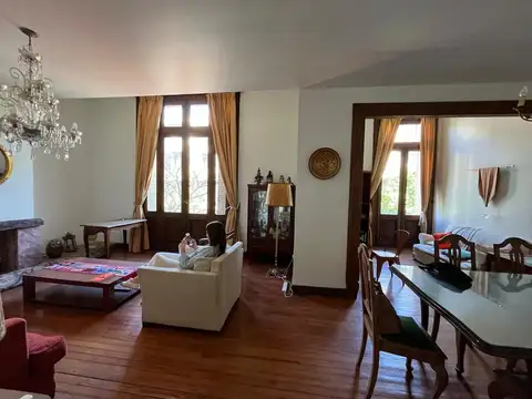 Avenida Caseros al 400 2°- Departamento de 4 ambientes con balcón.