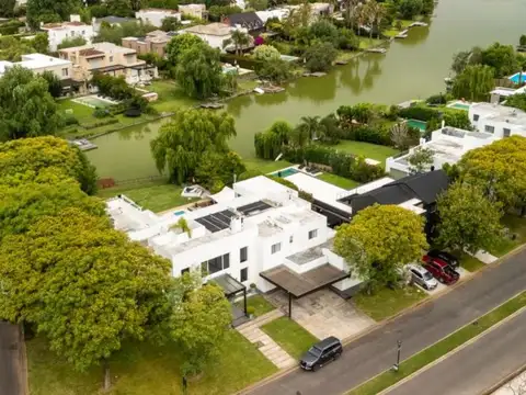 VENTA - Casa en Santa Barbara a la laguna