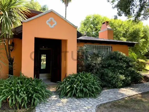 ESPECTACULAR CASA EN VENTA EN PILAR ESTILO CAMPO CON DETALLES DE CATEGORIA
