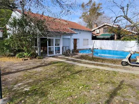 Casa en venta en Manuel B Gonnet 3 dormitorios con parque y pileta