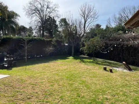 Muy linda en casa en zona central del country San Carlos