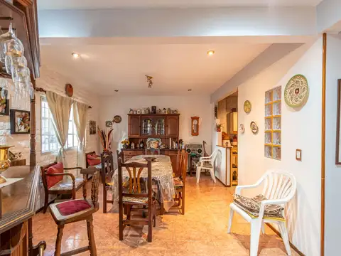 Casa 8 ambientes con 3 baños