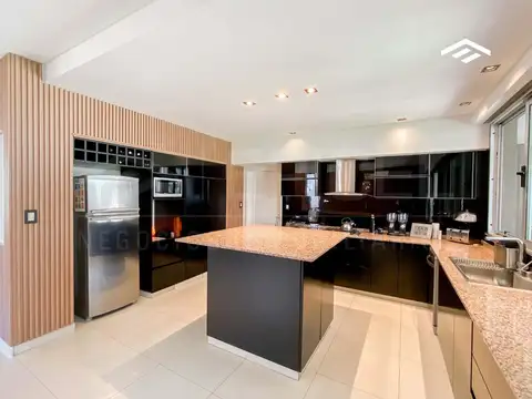 Casa en Venta con 2 cocheras