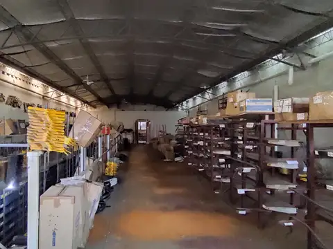 Local comercial con galpón. Planta y entre piso. Oficina. Excelente ubicación