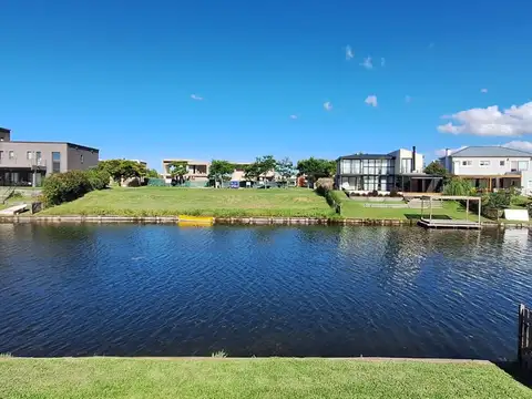 Casa en Venta con 4 cocheras