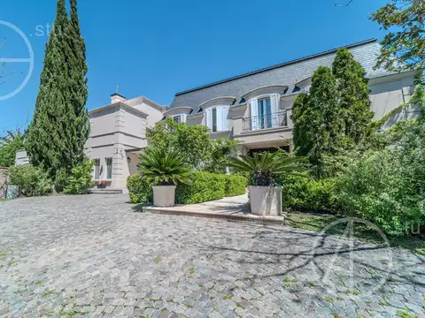 Casa 15 ambientes con 5 baños