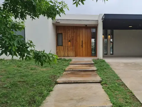 Av de los lagos al 300 100