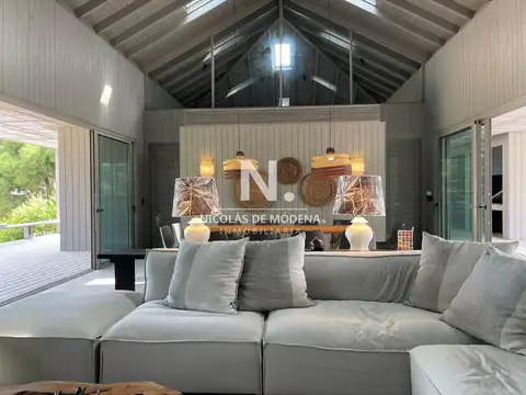 Casa 6 ambientes con 5 baños