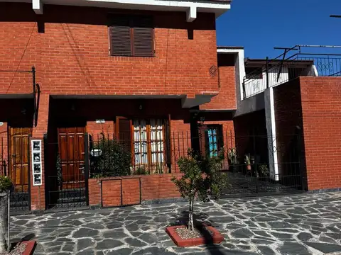 PH EN VENTA, 2 ambientes con patio, cochera y excelentes terminaciones — mucha luz. Ciudadela