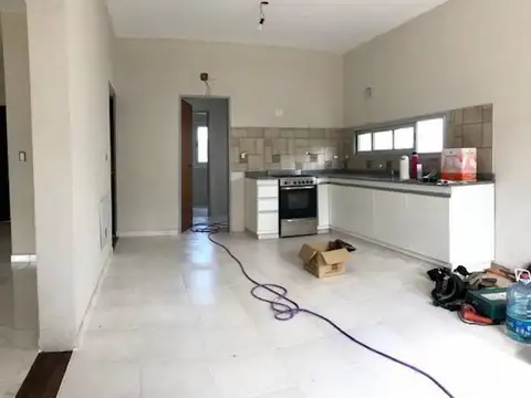 Hermosa casa en una planta para estrenar sobre lote perimetral