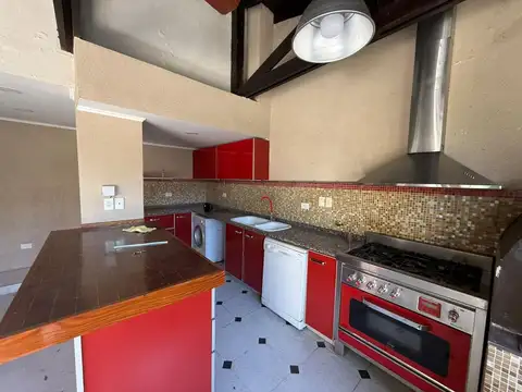 Casa 5 ambientes con 4 baños