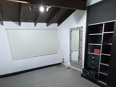 Casa 4 amb. con quincho y garaje para 2 autos.