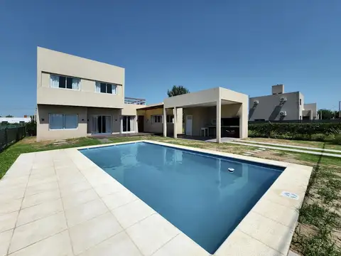 Casa 3 dormitorios con pileta en Barrio El Molino Roldan