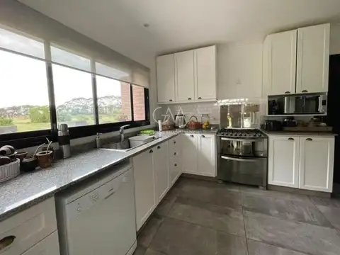 Casa 4 ambientes con 3 baños