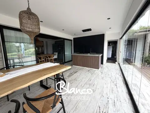 Casa en Venta con 2 cocheras