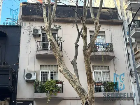 Excelente 3 Amb con Balcón frente/ Patio, 2do piso x escalera/ MUY LUMINOSO 