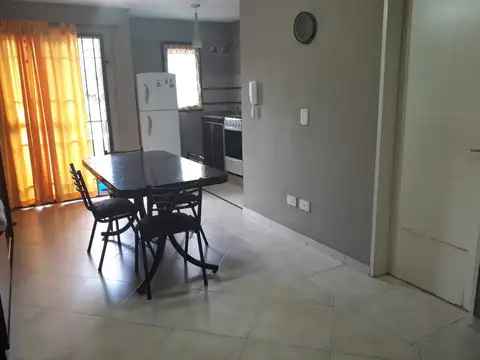 AMPLIO MONOAMBIENTE CON BALCÓN EN IMPECABLE ESTADO  