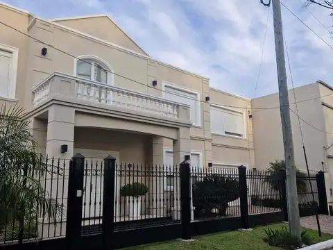 Venta Casa 6 Ambientes Cochera Pileta Ciudad Evita