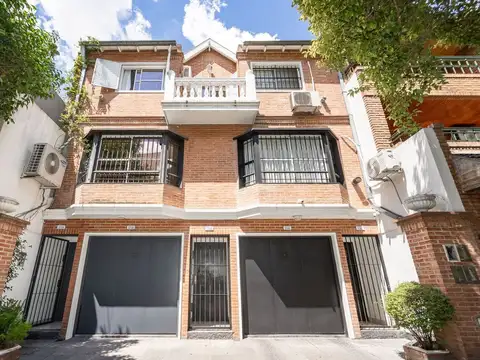 CASA TRIPLEX 4 AMBS 1 TOILETTE 2BAÑOS 2COCHS PATIO