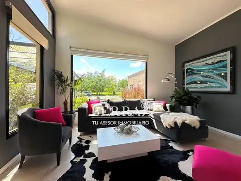 Casa en Venta con 2 cocheras