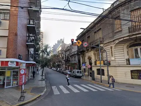Avenida Hipólito Yrigoyen e/ Pasco y Rincón