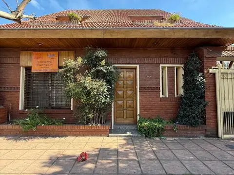 VENTA CHALET COCHERA PILETA Y QUINCHO