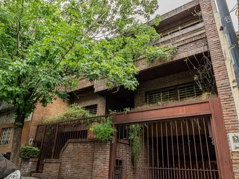 CASA. 6 AMBIENTES. 5 DORMITORIOS. 5 BAÑOS. 4 COCHERAS. JARDÍN. TERRAZA. PATIO, PLAYROOM, APTO C...