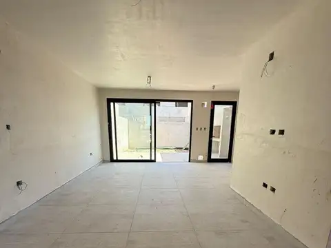 Casa Duplex Venta 3 dormitorios 2 baños 1 toilette patio con seguridad
