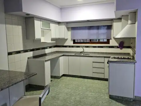 Casa 5 ambientes con 2 baños