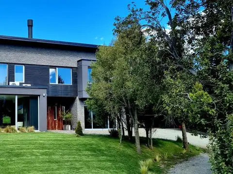 Casa 5 ambientes con 4 baños