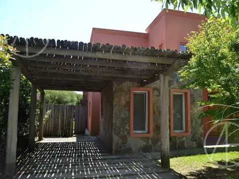 Casa en venta con 3 dormitorios en lote interno en Villanueva