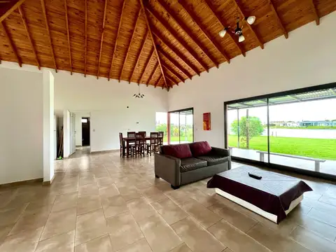 Casa 5 ambientes con 3 baños