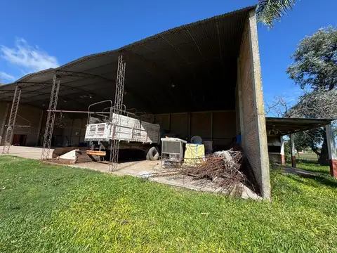 Vendo Lote de 1 Ha Con Casas y Galpón en San Justo, Entre Ríos.