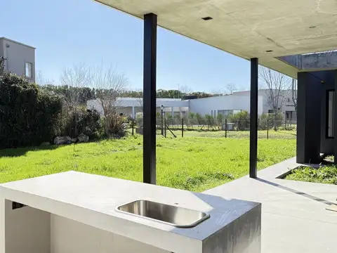 Casa 4 ambientes con 3 baños